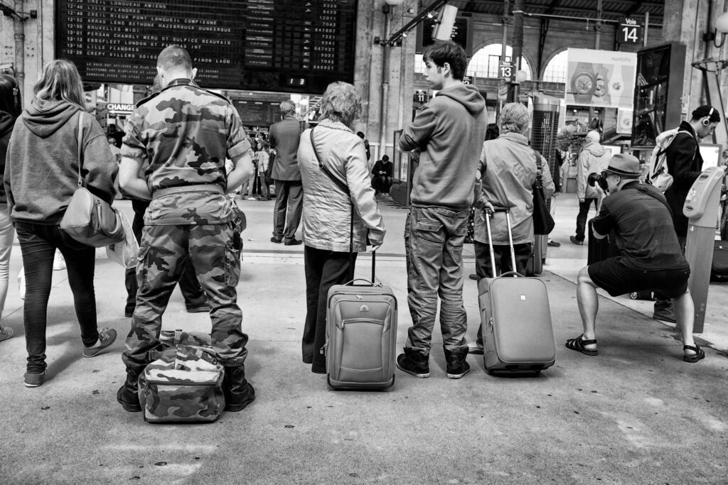 Photographies de rue - Les gares Fujifilm X100 | Gare du Nord - Attente du départ - Le Photographe