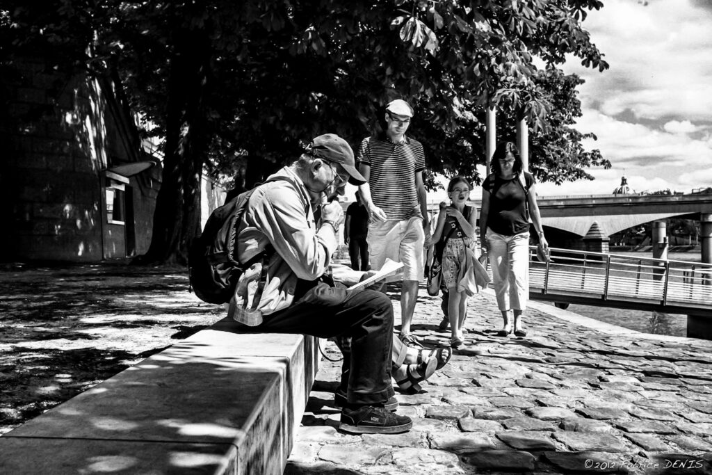 Photographies de rue - Les gares Fujifilm X100 | Paris - Quai des Tuileries - Le lecteur...