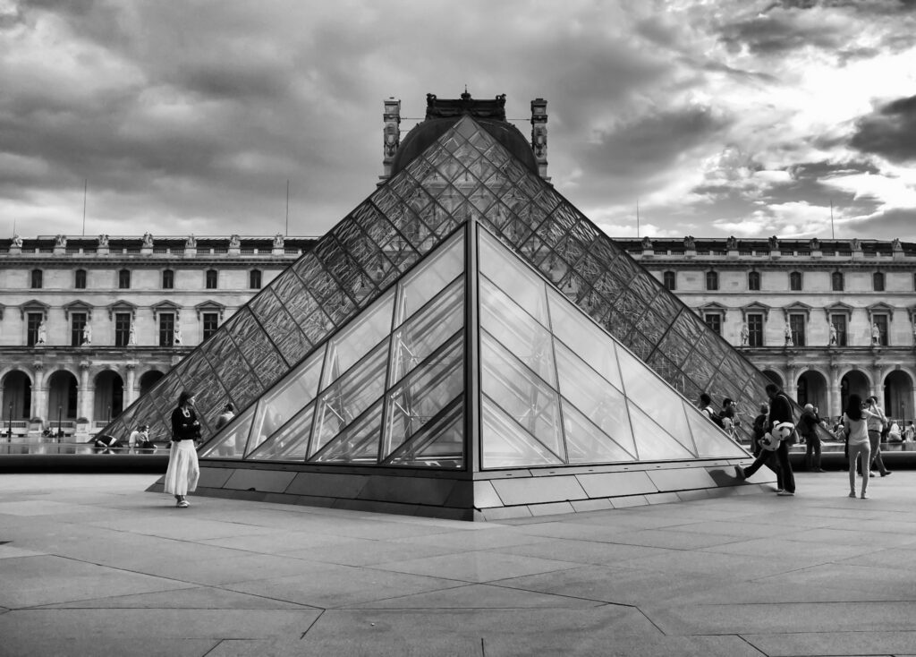 Photographies de rue - Les gares Fujifilm X100 | Paris - La Cour du Louvre - La Pyramide
