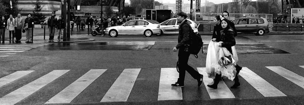 Photographie de rue à Paris sous la pluie Fujifilm X100 | Paris - Quai Branly - La mariée était presque en noir...
