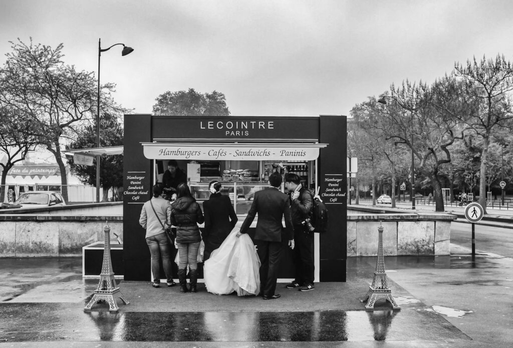 Photographies de rue - Les gares Fujifilm X100 | Paris - Aux Délices du Pont d'Iéna - La mariée a faim...